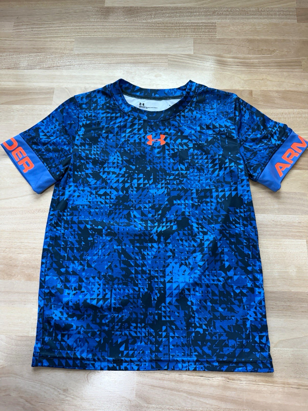 Under Armour Boys Size 6 Blue Geometric Crew Neck Short Sleeve Logo T-Shirt Under Armour Boys Size 6 Blue Geometric Crew Neck Short Sleeve Logo T-Shirt