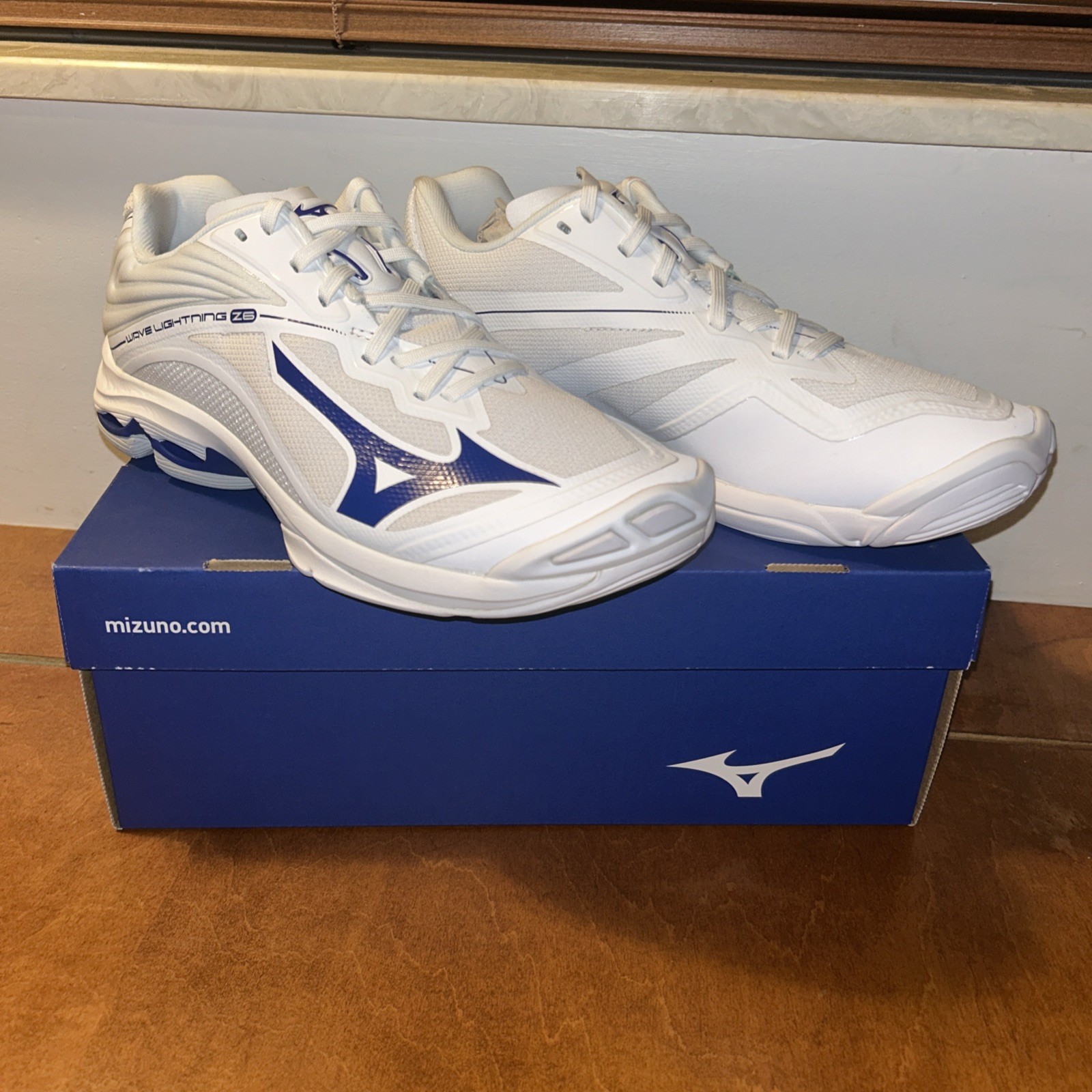 Mizuno Wave Lightning Z6 Men\'s Sneakers Sz 9 White/Blue NEW With Box Mizuno Wave Lightning Z6 Men\'s Sneakers Sz 9 White/Blue NEW With Box