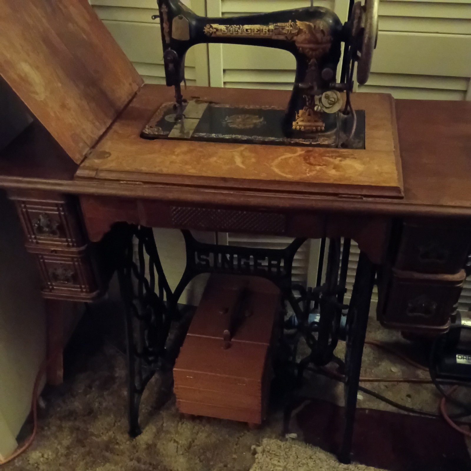 Antique Vintage pre 1930 SINGER sewing machine Antique Vintage pre 1930 SINGER sewing machine