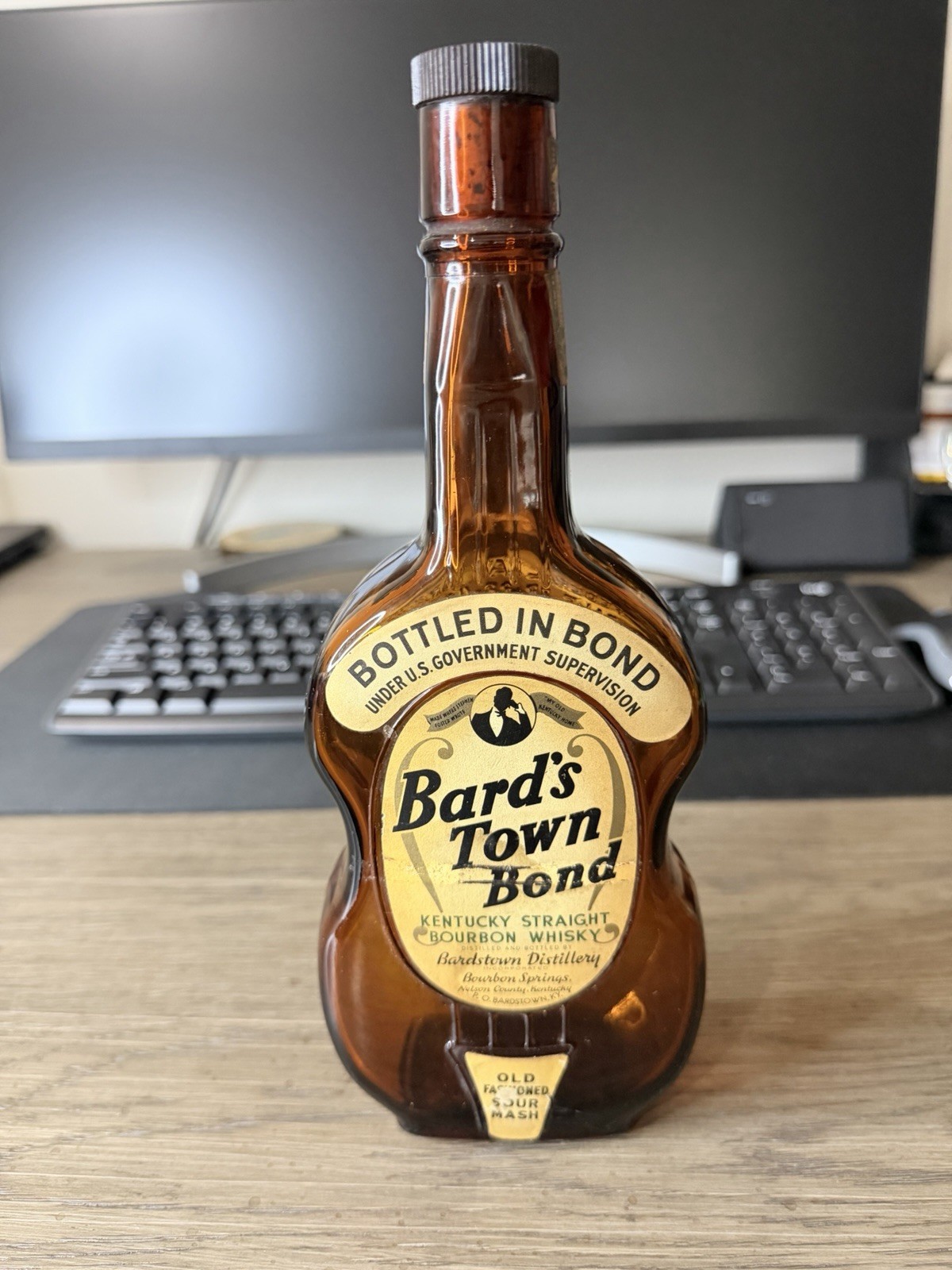 Vintage Bard’s Town Bond Bourbon Whiskey Violin Bottle Bardstown KY Empty Vintage Bard’s Town Bond Bourbon Whiskey Violin Bottle Bardstown KY Empty