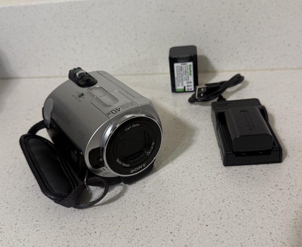 SONY Handycam DCR-SR45 30GB 40x Zoom HDD camcorder nightshot w/ charger & case