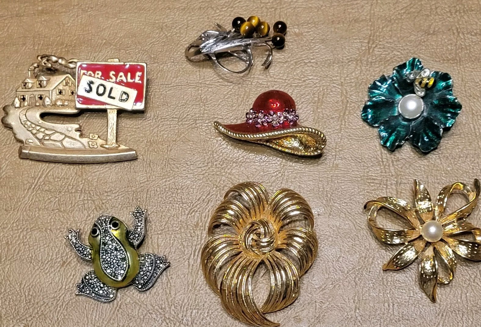 Beautiful Vintage Brooch Lot Of 7 Branded Avon, LISNER, Sliver, AJC & More