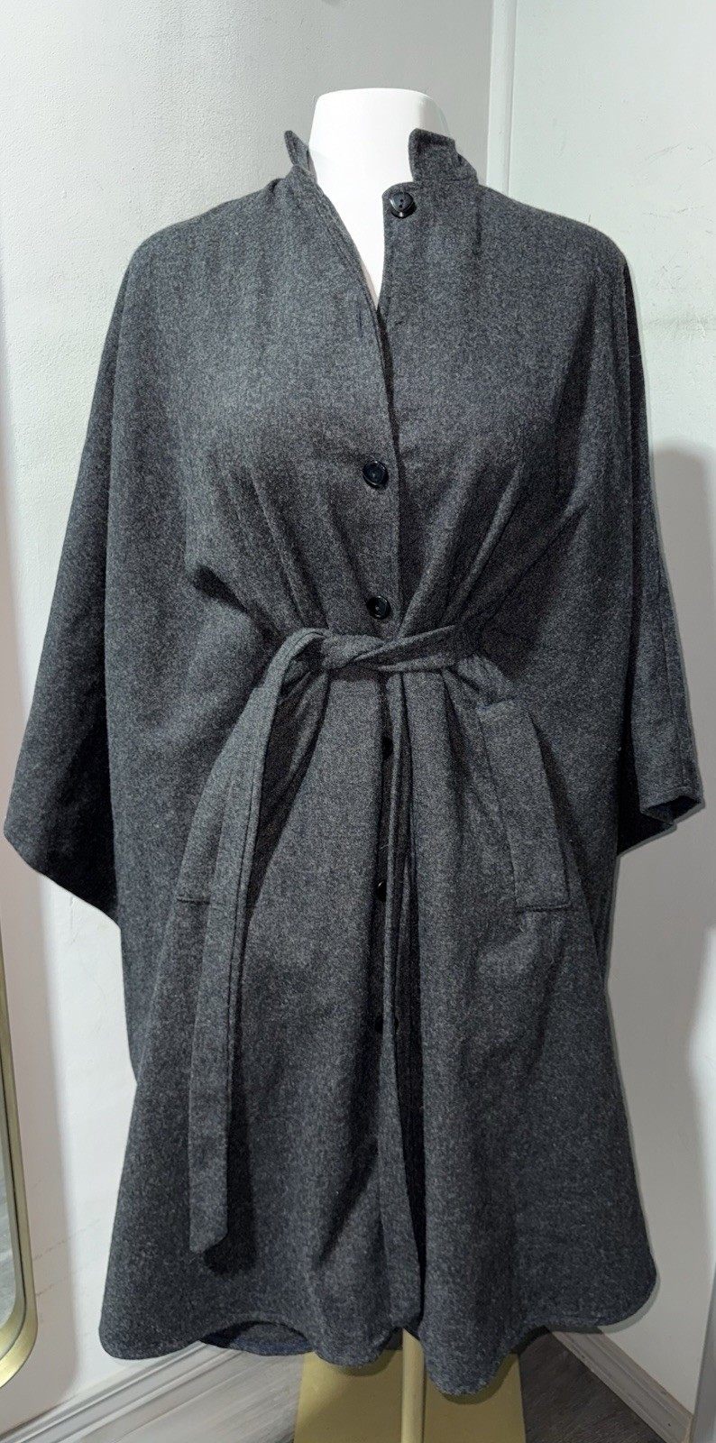 • Vintage 70s 80s Wool Blend Cape Coat Gray Batwing Sleeve Shawl Collar One Size • Vintage 70s 80s Wool Blend Cape Coat Gray Batwing Sleeve Shawl Collar One Size