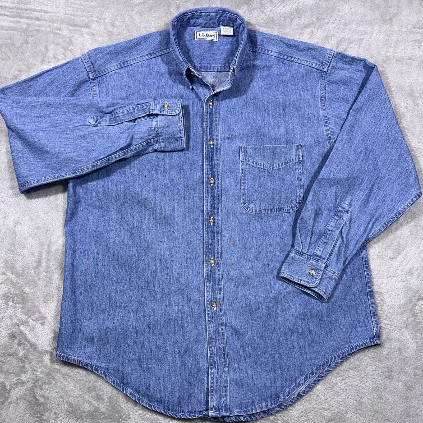 Vintage LL Bean Mens Light Wash Denim Button Up Shirt Large Made In Canada Vintage LL Bean Mens Light Wash Denim Button Up Shirt Large Made In Canada
