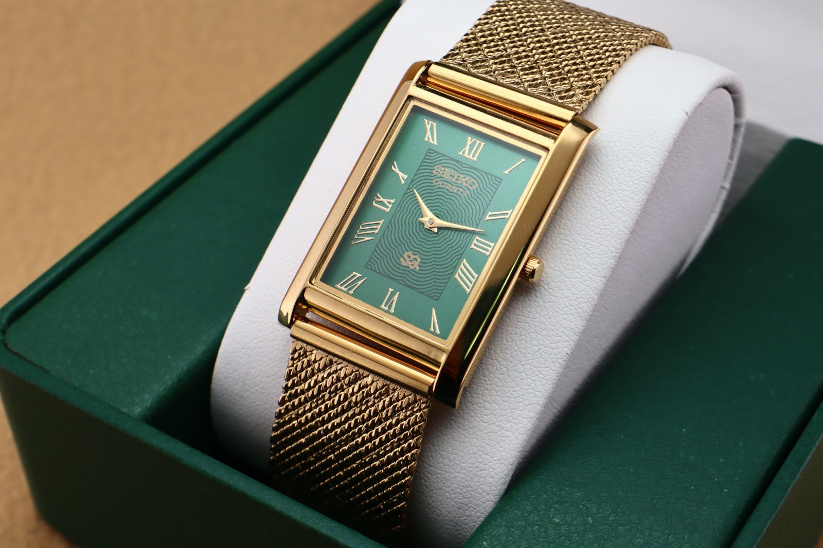 Vintage Seiko Slim Quartz Men's Wrist Watch Green Dial with Golden Mesh Band.