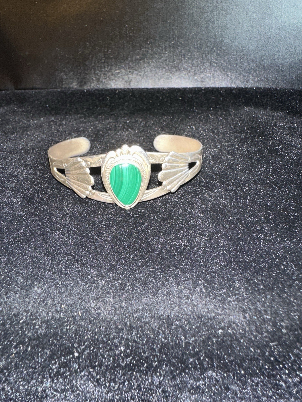 Vintage signed sterling silver Cuff Bracelet has Malachite green Teardrop stone Vintage signed sterling silver Cuff Bracelet has Malachite green Teardrop stone