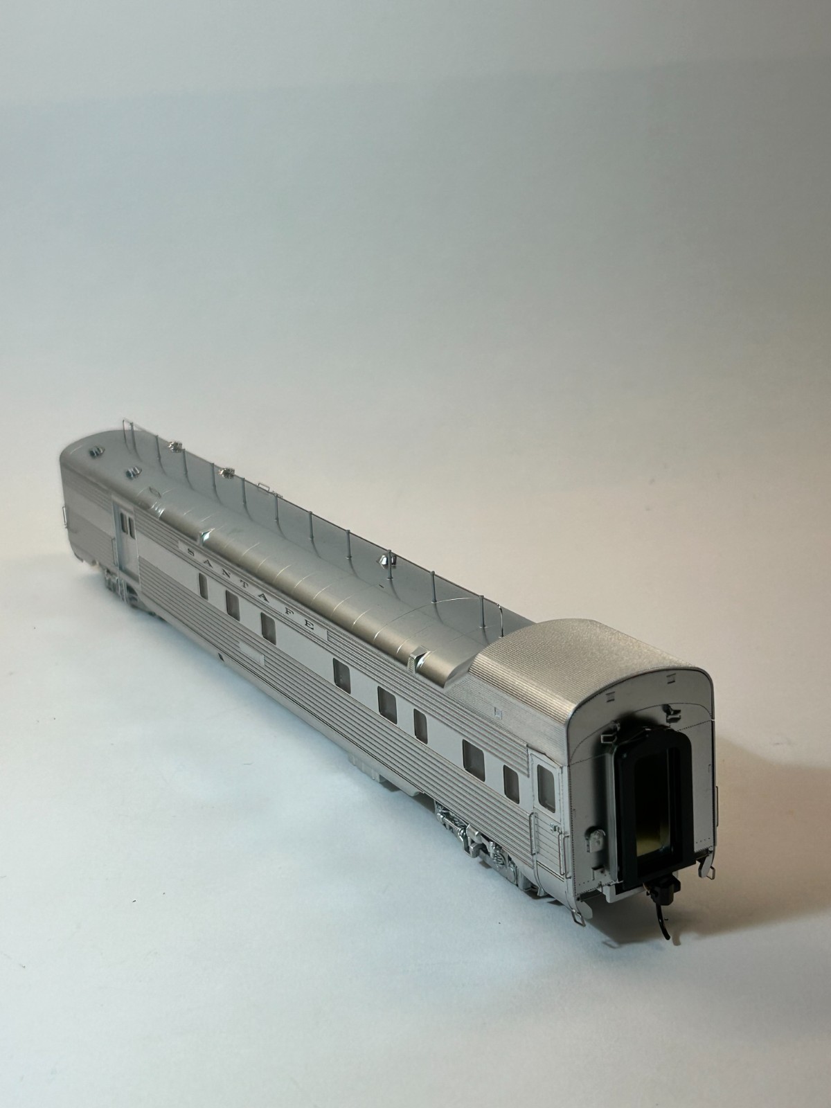 Walthers RTR ATSF El Capitan 85’ Baggage‑Dorm Transition Car #3477‑3499 HO Scale