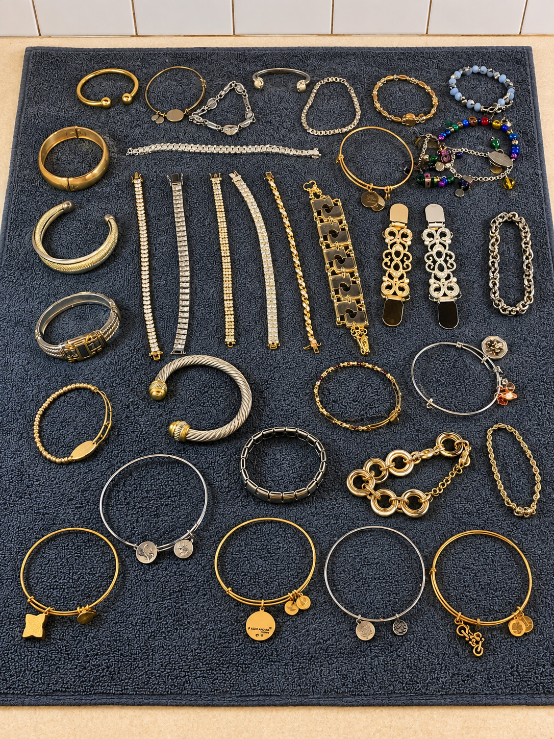HUGE 500+ Lot Vintage, Modern Costume Jewelry Brooch, Ring, Bracelet, Earring