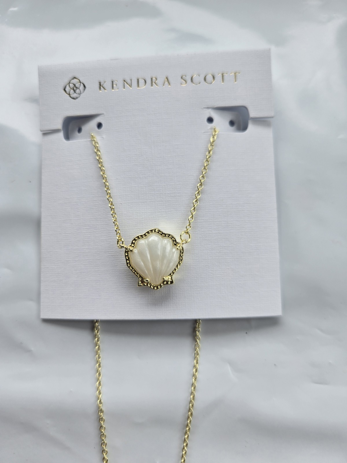 New Kendra Scott Gold Pendant Necklace In White Shell New Kendra Scott Gold Pendant Necklace In White Shell