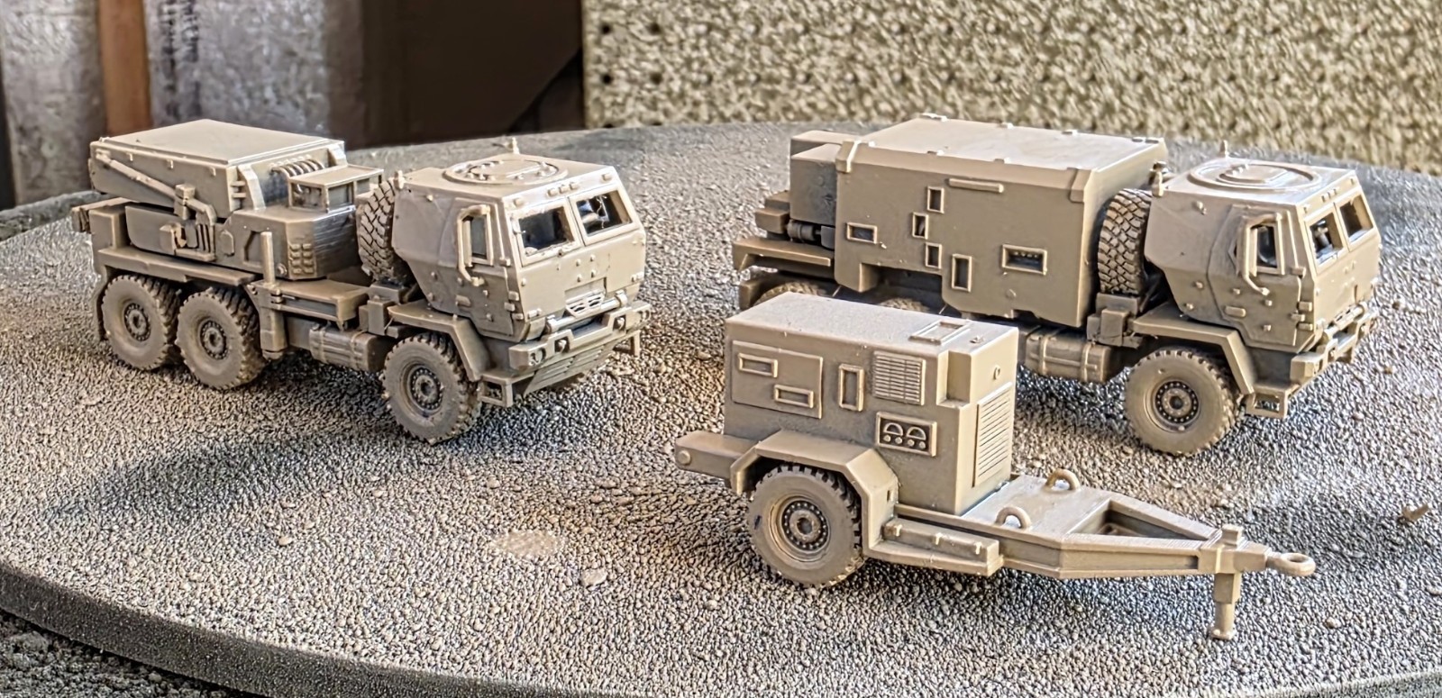 One HO 1/87 scale AN/TPQ-53 counterbattery radar set, 3 vehicles