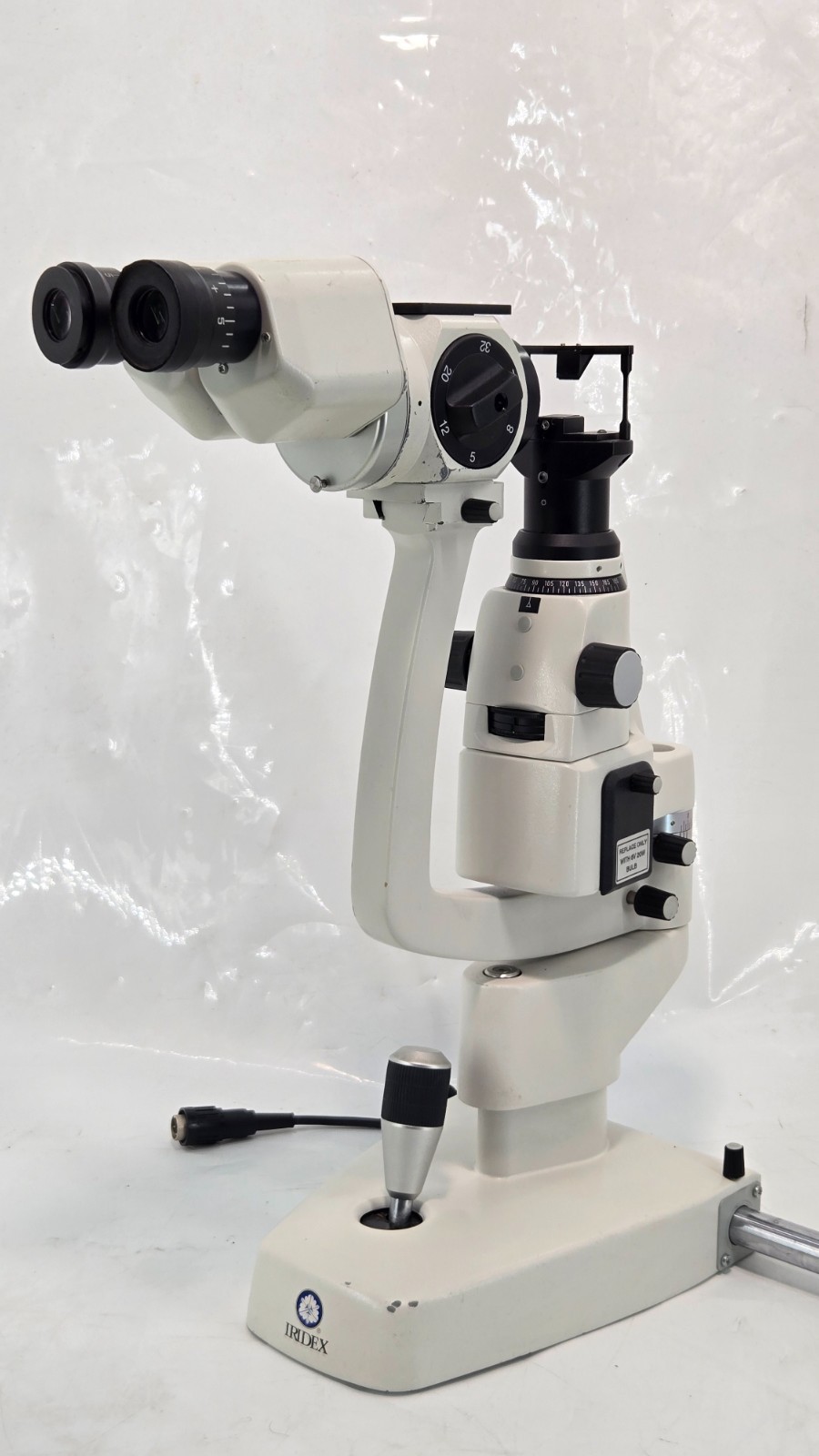IRIDEX SL 980 5X SPECIAL SLIT LAMP... damaged to glass, see last pictures