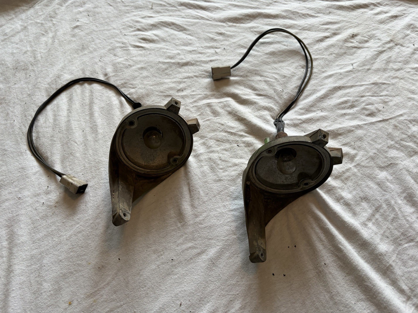 MOPAR 1971 PLYMOUTH GTX ROADRUNNER FRONT PARKING LIGHT HOUSINGS OEM #3478512 MOPAR 1971 PLYMOUTH GTX ROADRUNNER FRONT PARKING LIGHT HOUSINGS OEM #3478512
