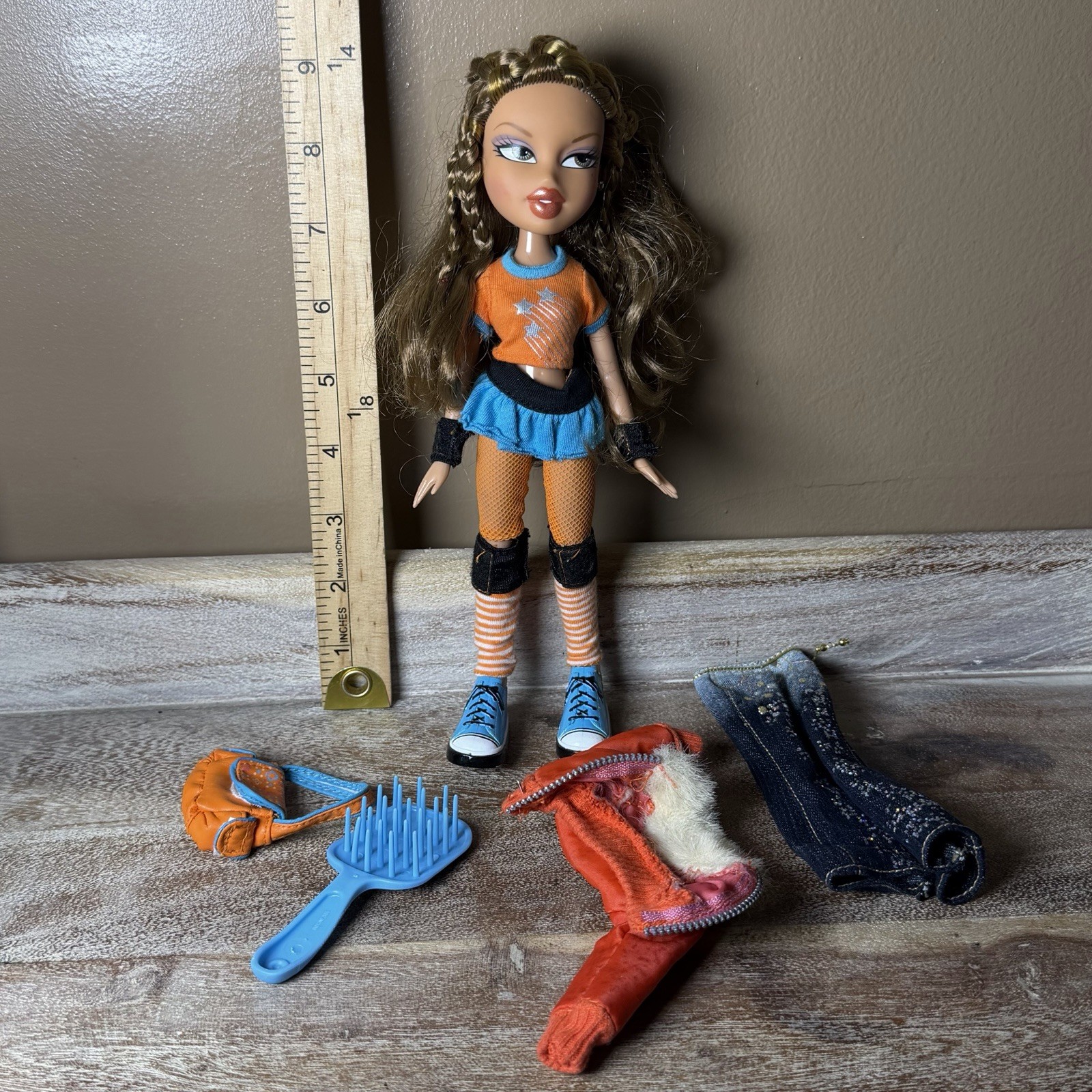Bratz Play Sportz RC X-treme Skateboarding Yasmin 2007 Doll Partial Outfit Bratz Play Sportz RC X-treme Skateboarding Yasmin 2007 Doll Partial Outfit