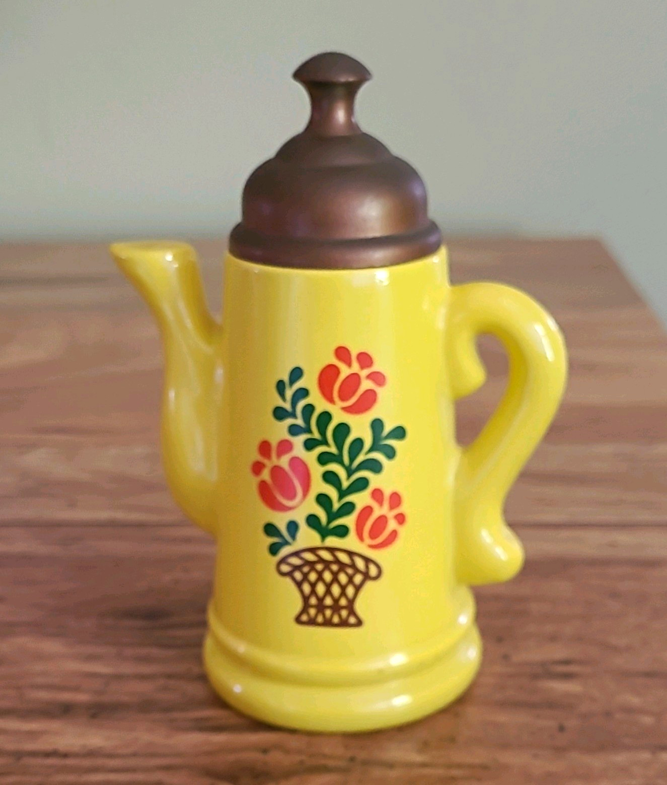Avon Koffee Klatch Lilac Foaming Bath Oil 5 fl oz Yellow Teapot Bottle