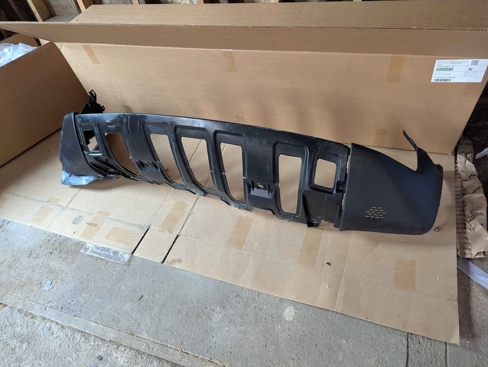 Rivian r1S r1T 2022 2023 2024 2025 2026 Fascia Front Lower bumper pt00600434D Rivian r1S r1T 2022 2023 2024 2025 2026 Fascia Front Lower bumper pt00600434D