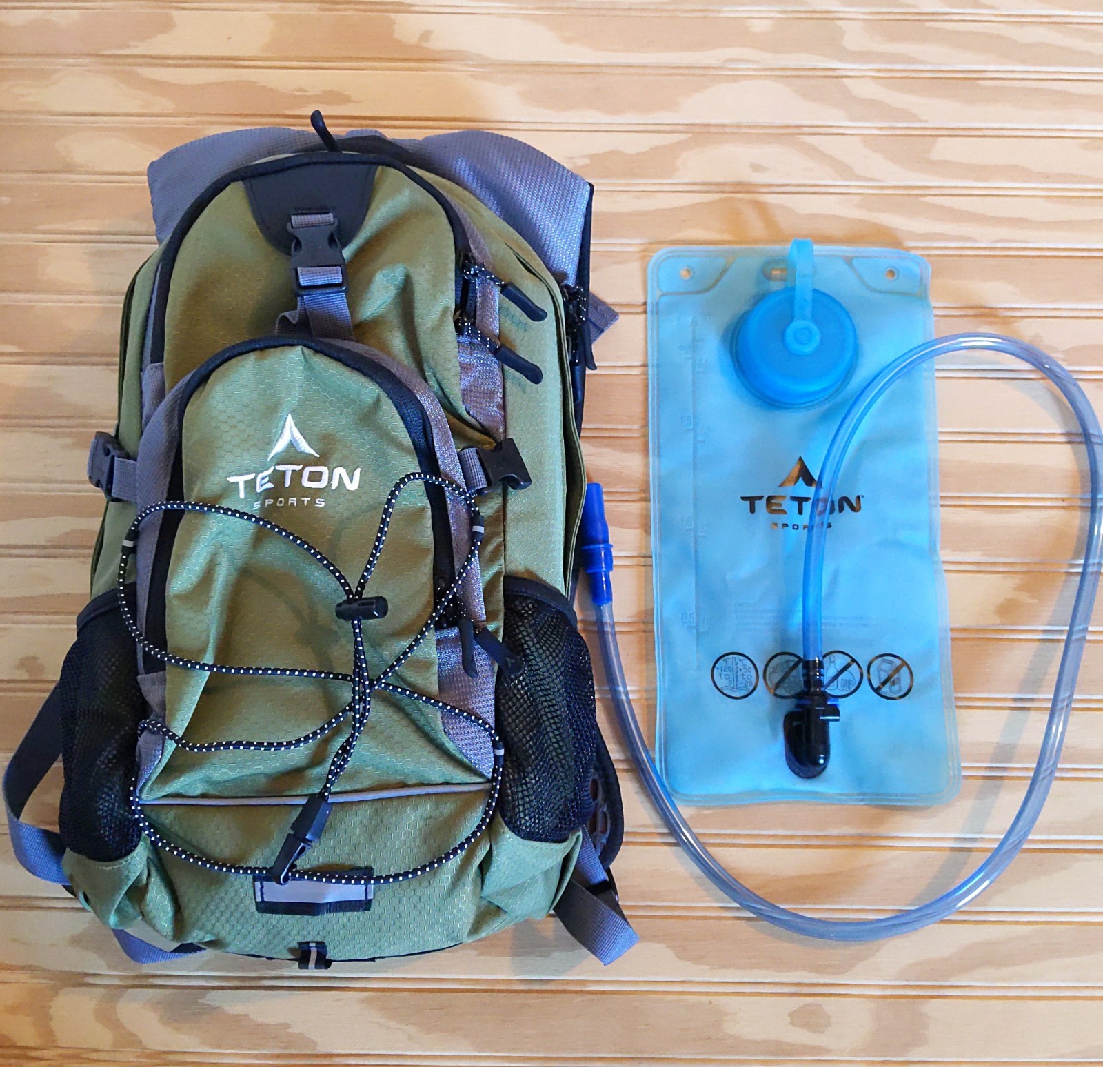 Teton Sports Oasis 18L Hydration Pack Green 2L Bladder Hiking Daypack NEW