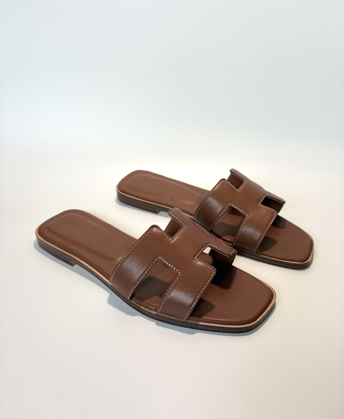 Hermès Oran Brown Leather Sandals Women’s Size EU 38 8 US Slides Hermès Oran Brown Leather Sandals Women’s Size EU 38 8 US Slides