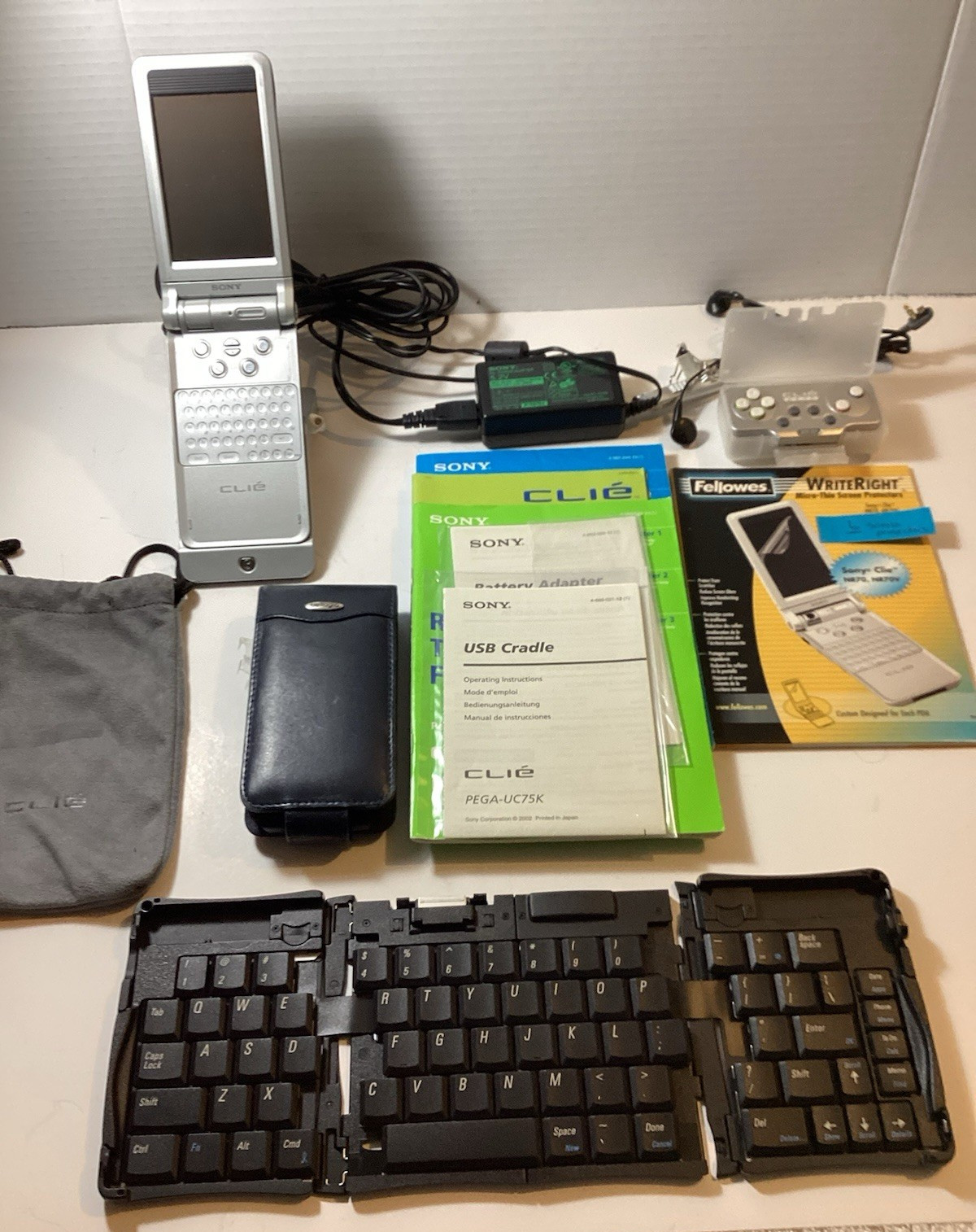 Vtg. SONY CLIE PDA PEG NR70V/U/Stylus,Charger,Fold-up Keyboard & More/Works