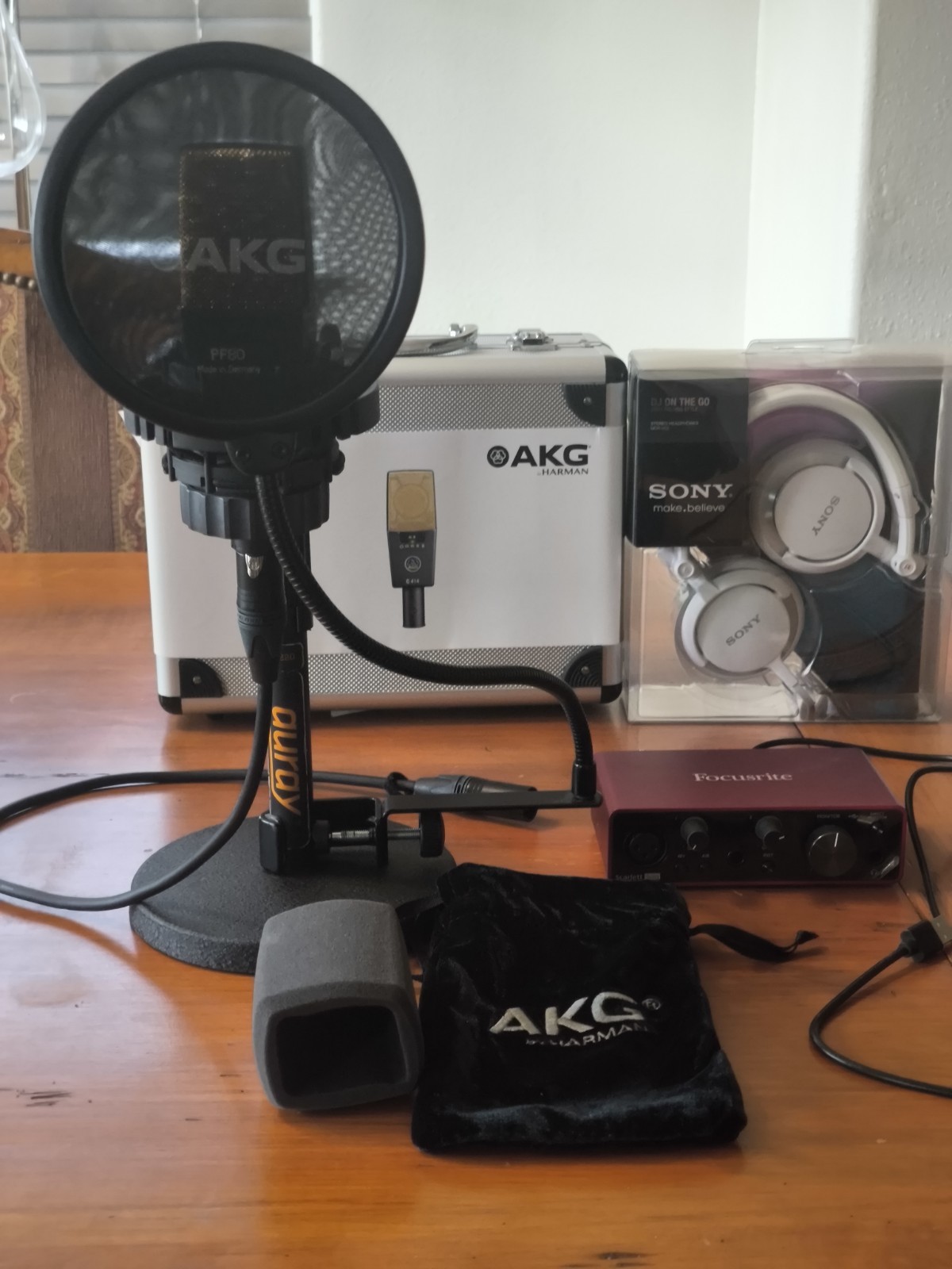 AKG C414 XLII + Focusrite Scarlett Solo 2nd Gen + Sony MDR V-55 +Auray Mic Stand AKG C414 XLII + Focusrite Scarlett Solo 2nd Gen + Sony MDR V-55 +Auray Mic Stand