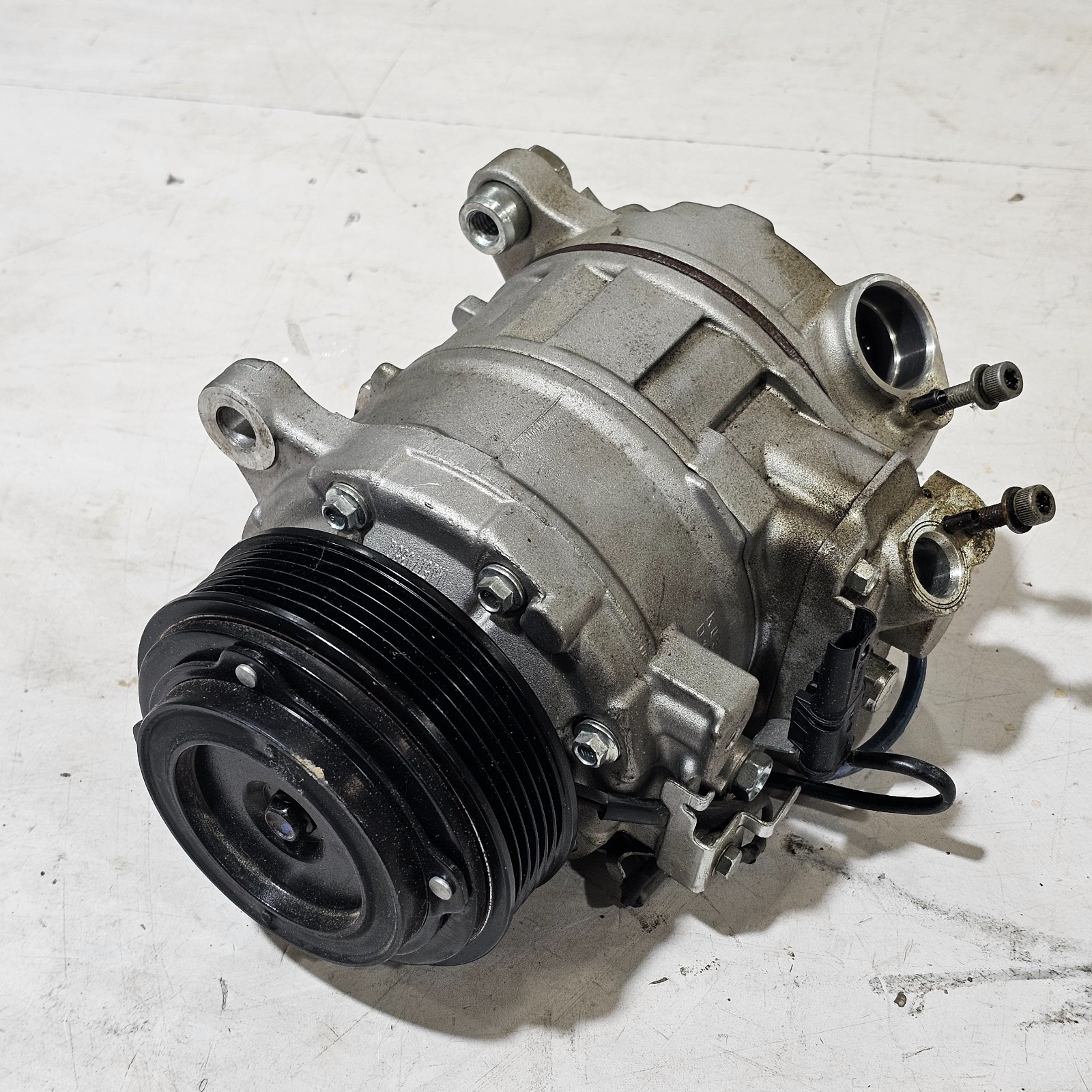 12-16 BMW F10 F30 328i 428i N20 N26 Air Conditioning AC Compressor 9216466 12-16 BMW F10 F30 328i 428i N20 N26 Air Conditioning AC Compressor 9216466