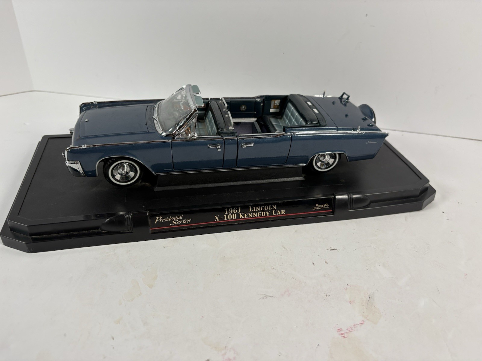Road Signature Presidential Series 1961 Lincoln X-100 Kennedy Car 1:24 Diecast