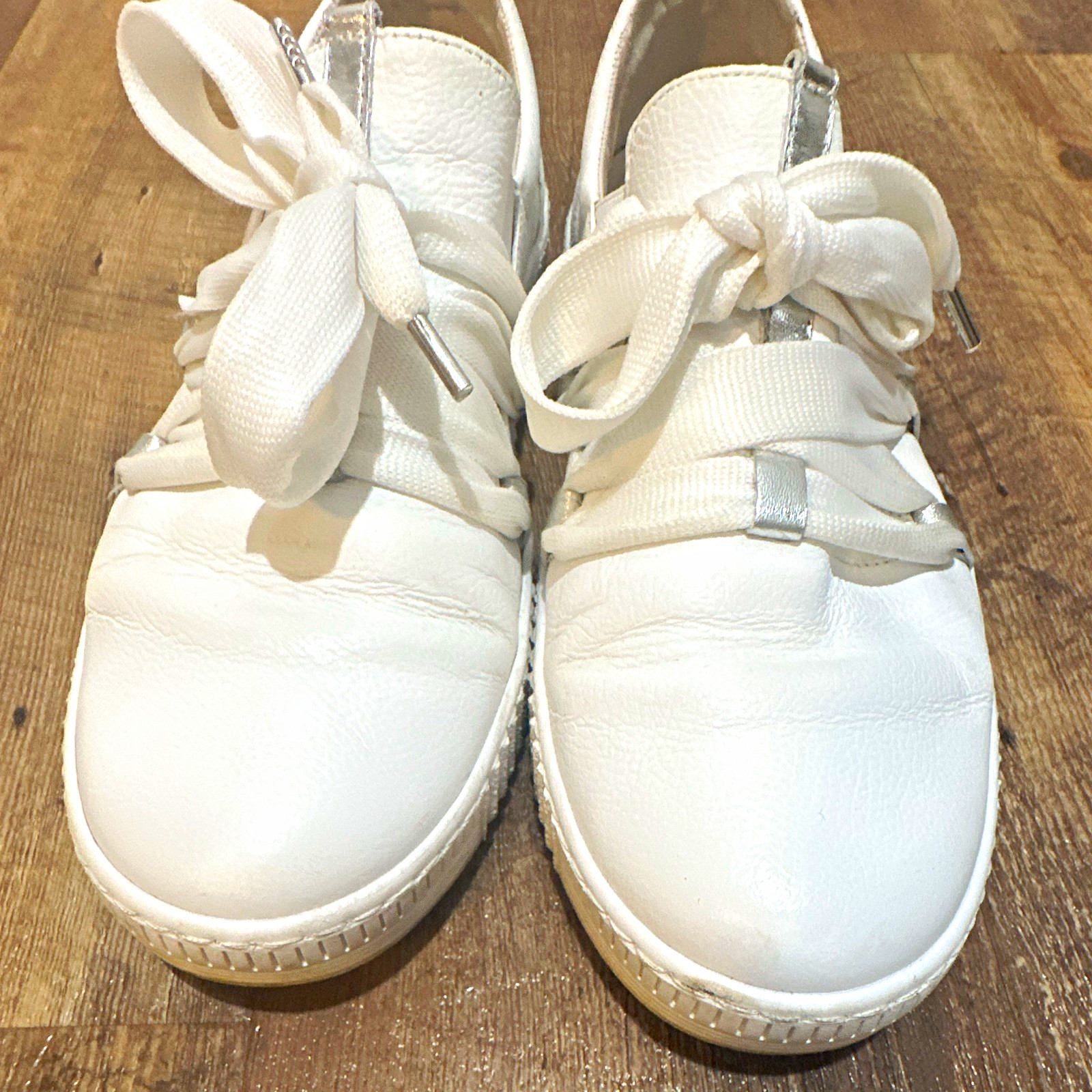 Gabor Women’s Low Top Lace-Up Sneakers White/Silver Metallic Lace Solid Gabor Women’s Low Top Lace-Up Sneakers White/Silver Metallic Lace Solid