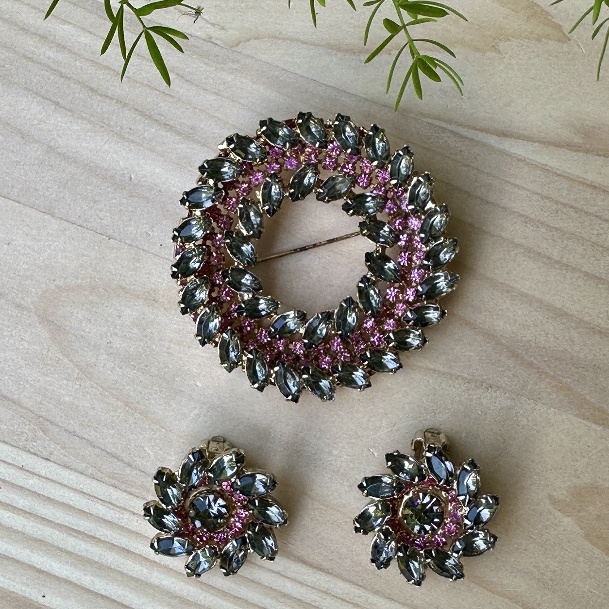 VTG 1950s Wreath Brooch Pin 2.375 Inch Earrings Pink Smoky Navettes Gold Plated VTG 1950s Wreath Brooch Pin 2.375 Inch Earrings Pink Smoky Navettes Gold Plated