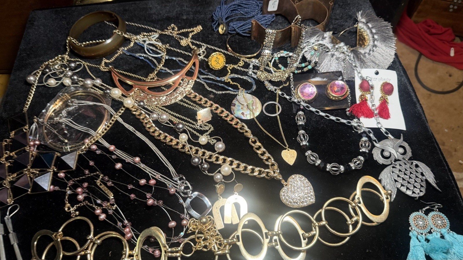 Huge Vintage Jewelry Lot, Gold/silver Tone, Almost 3 Lbs Several Signed Pieces Huge Vintage Jewelry Lot, Gold/silver Tone, Almost 3 Lbs Several Signed Pieces