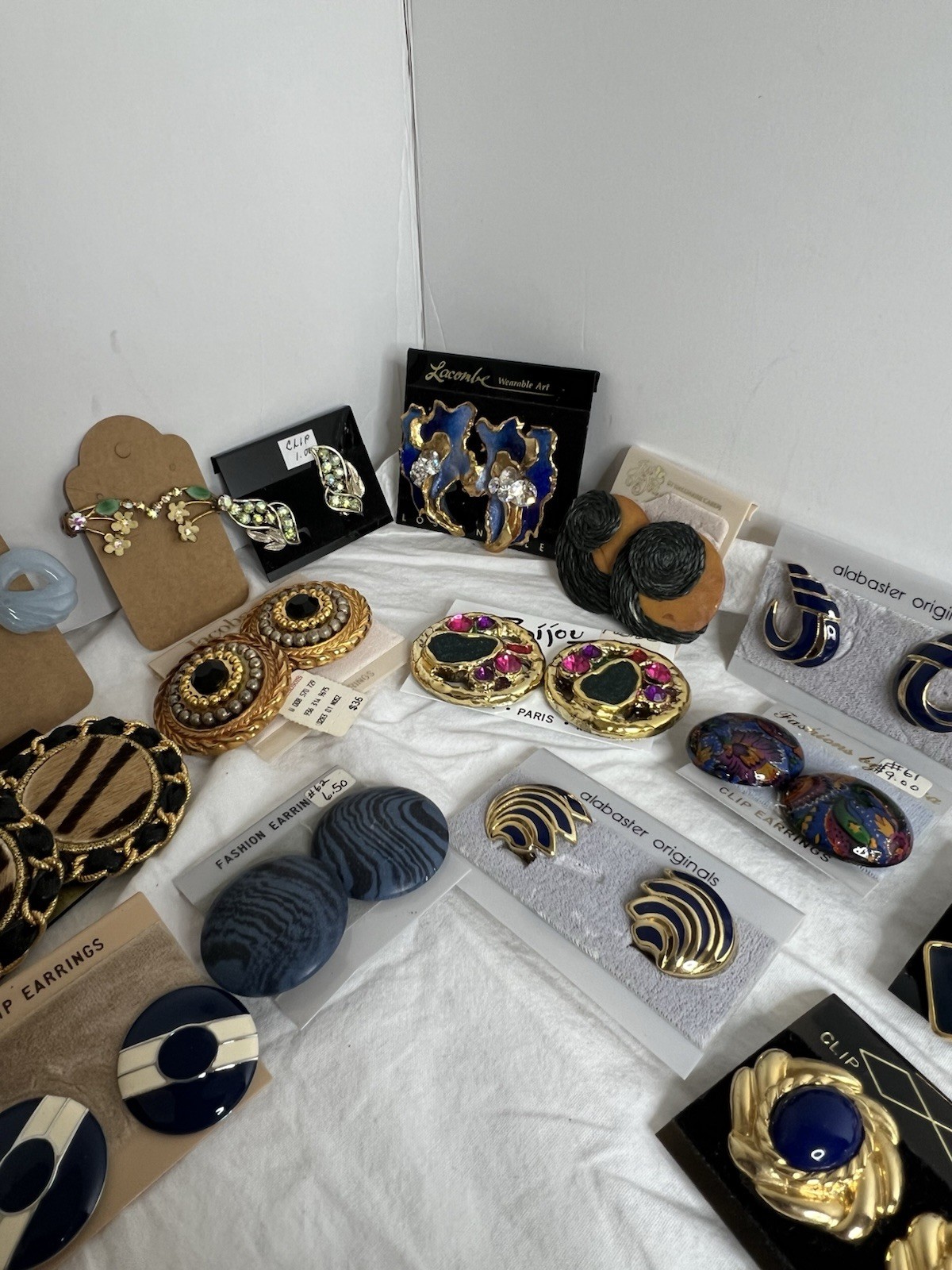 22 Pairs Of Beautiful Clip-On & Screw Back Earrings Vintage To Modern 22 Pairs Of Beautiful Clip-On & Screw Back Earrings Vintage To Modern