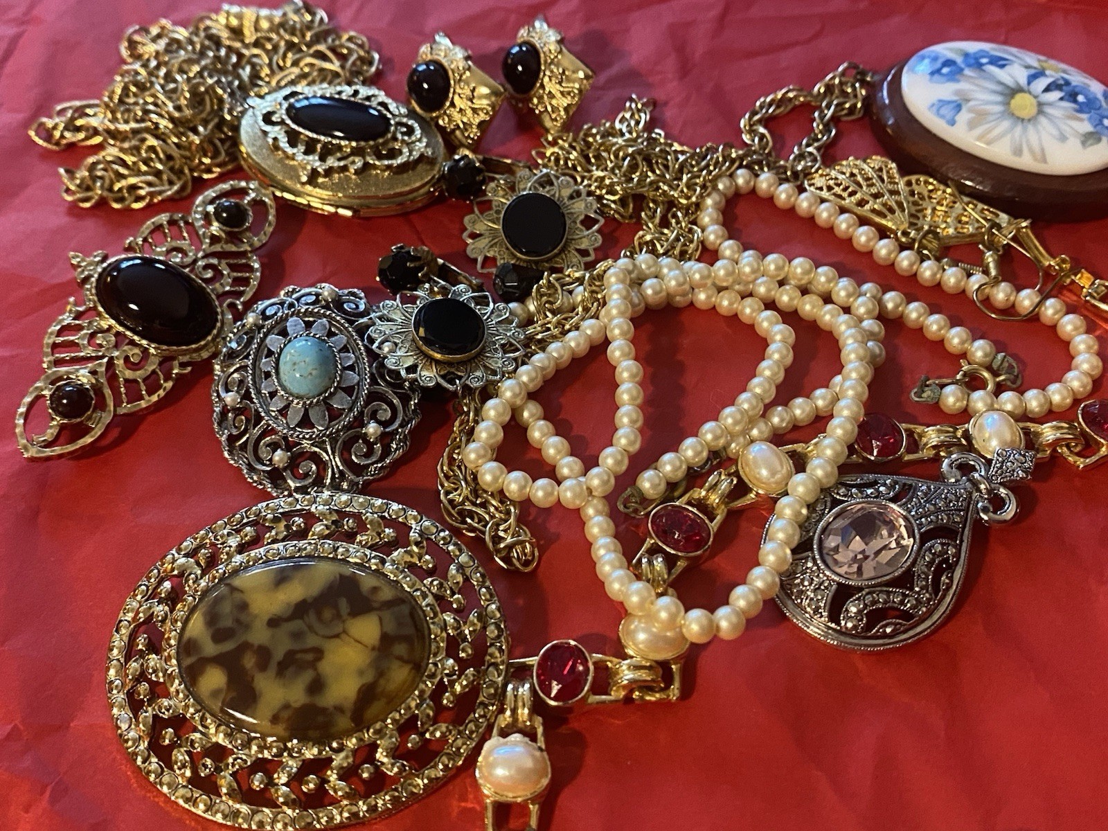 VTG jewelry Lot Victorian-style 1928 Locket Necklace Pin&Earrings Faux pearls VTG jewelry Lot Victorian-style 1928 Locket Necklace Pin&Earrings Faux pearls