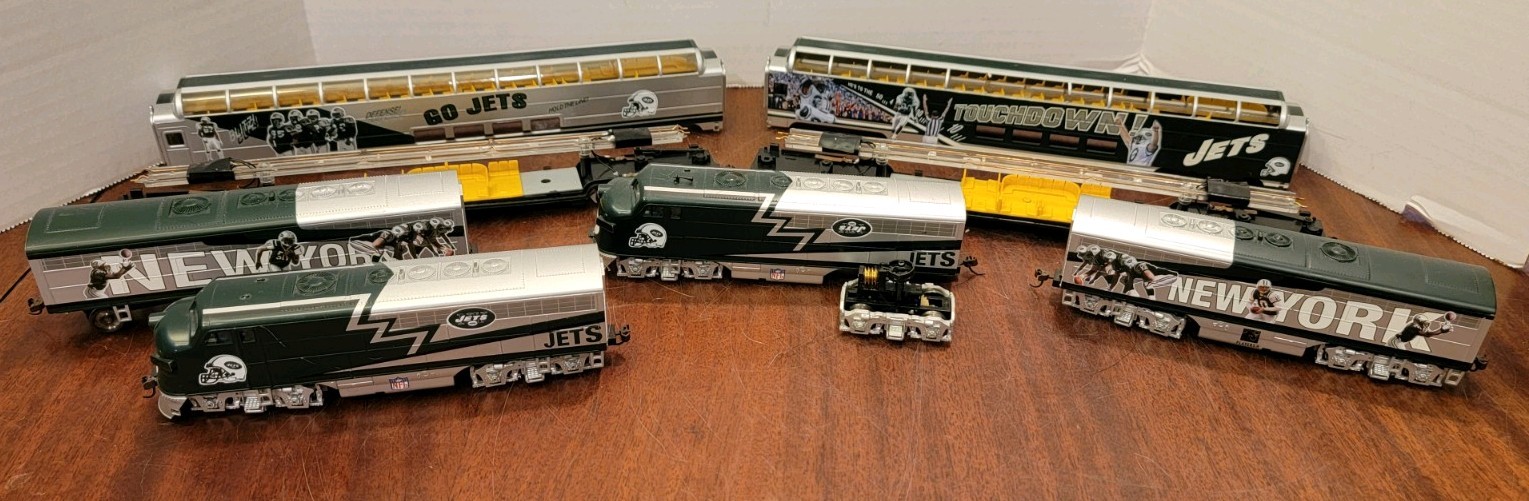 Hawthorne Village New York Jets train lot. untested, as is. see pics. Hawthorne Village New York Jets train lot. untested, as is. see pics.