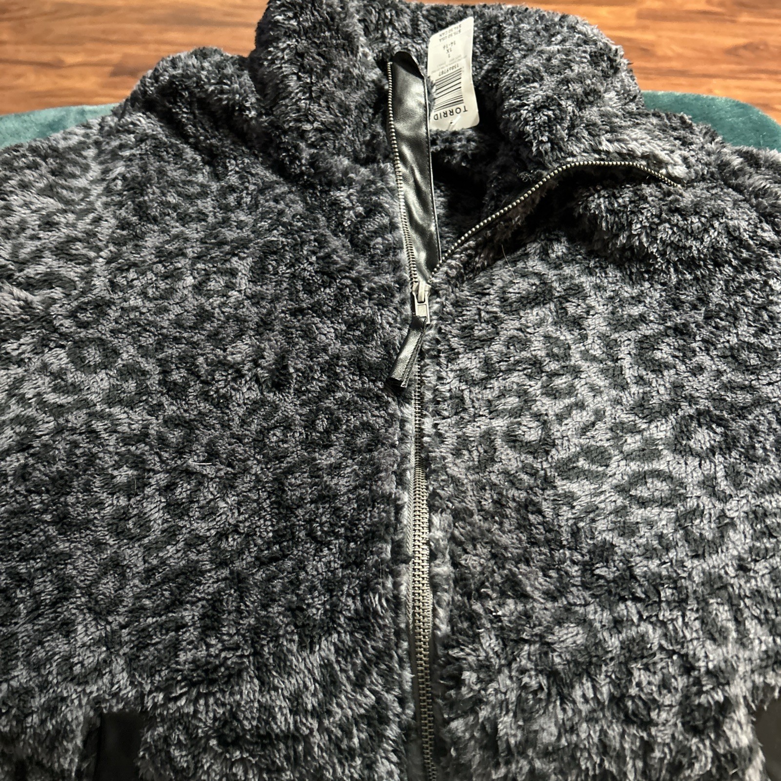 Torrid 1X XXL Gray Leopard Print Cozy Bear Sherpa Style Full Zip Jacket R $75 Torrid 1X XXL Gray Leopard Print Cozy Bear Sherpa Style Full Zip Jacket R $75