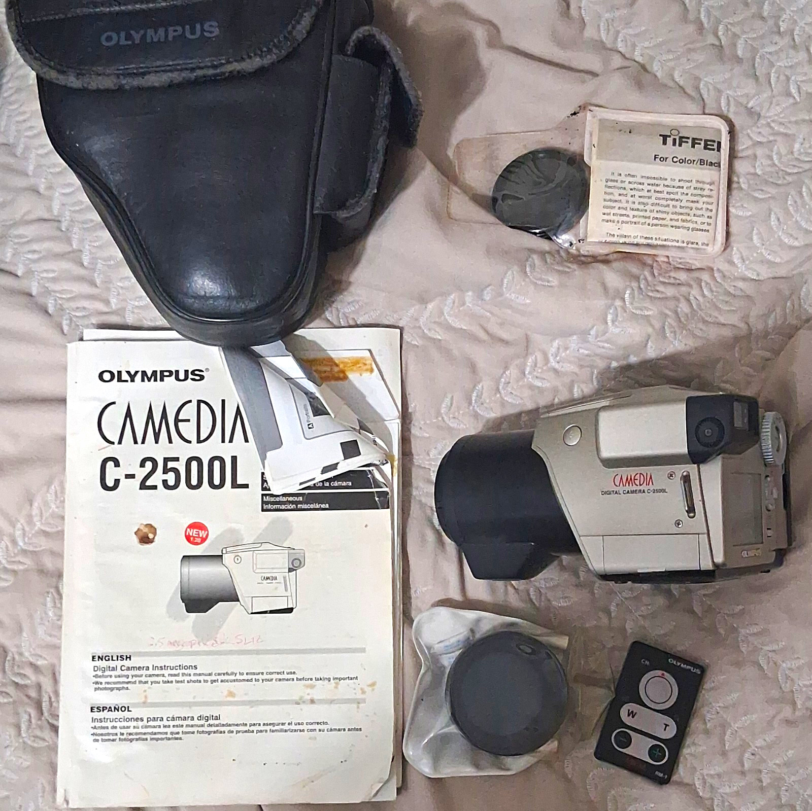 Olympus CAMEDIA C-2500L 2.5MP Compact Camera 3x Zoom USB w/ Remote & Case