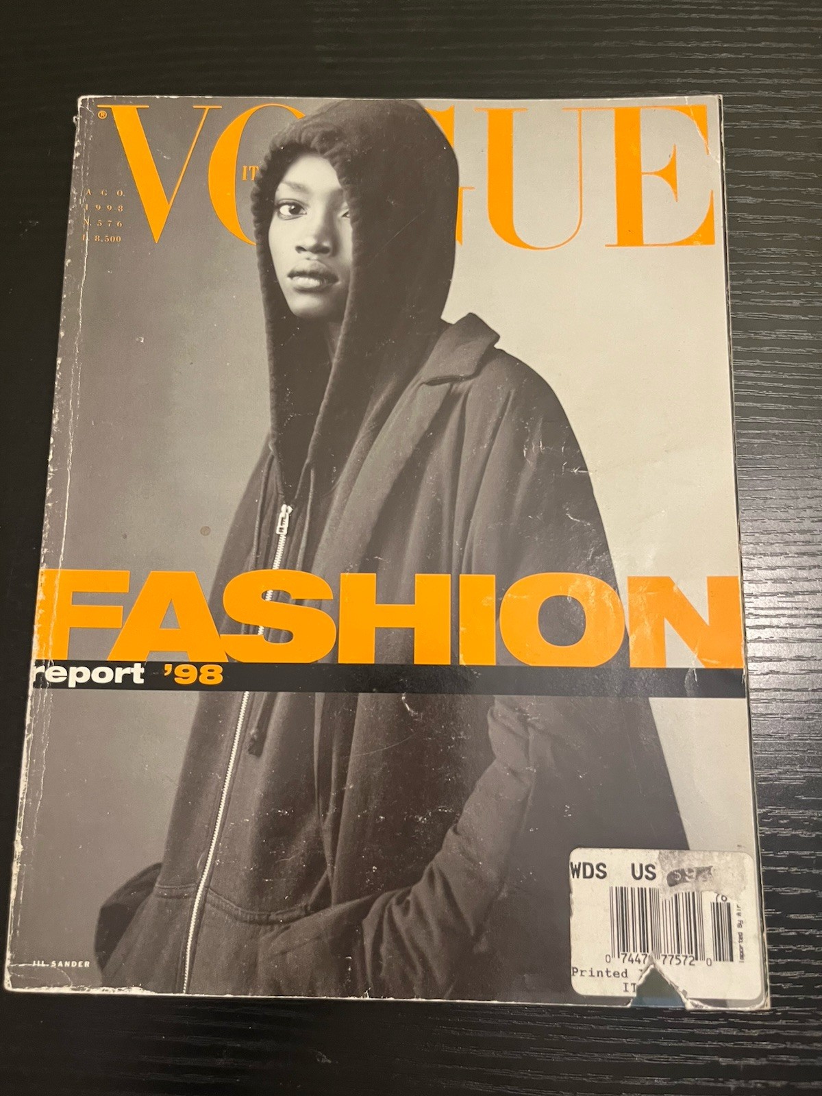 1998 Vogue Italia N.572 Aprile 1998 Tones Of Ecru VG Condition. Rare