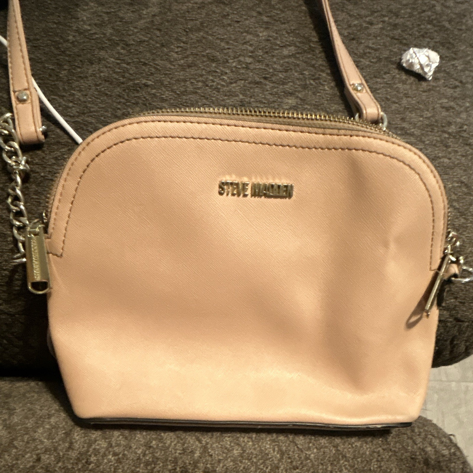 Steve Madden medium Beige Crossbody Bag Zip-Around Adjustable Strap Gold Logo Steve Madden medium Beige Crossbody Bag Zip-Around Adjustable Strap Gold Logo