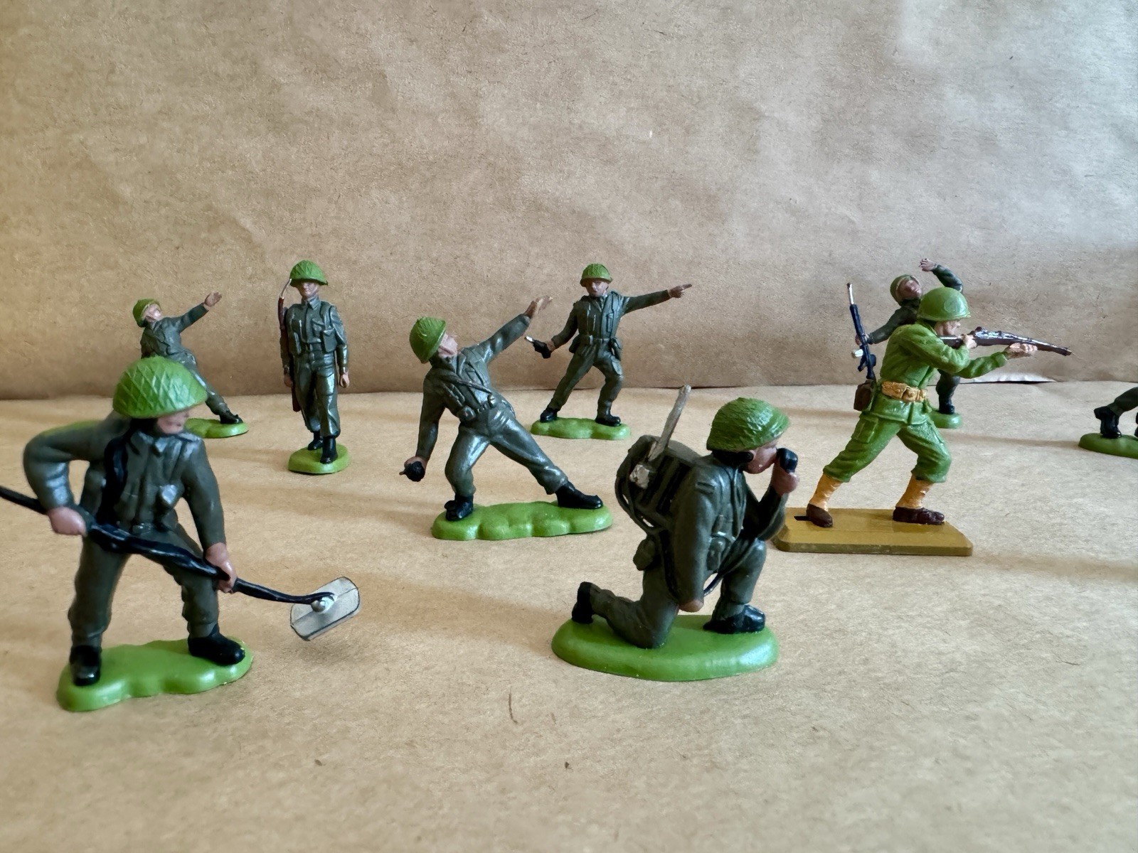 Vintage Britains Herald Khaki Infantry Lot 10 Soldiers Hong Kong + Deetail 1971