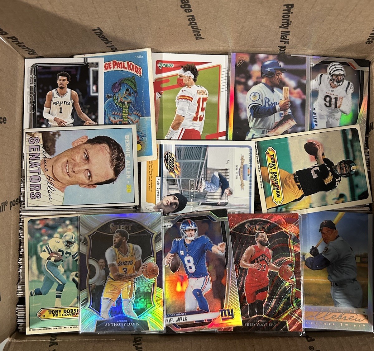 Medium Flat Rate Box of Cards Mixed Years/Mixed Sports - H99 - 6 Rows 13lbs Medium Flat Rate Box of Cards Mixed Years/Mixed Sports - H99 - 6 Rows 13lbs