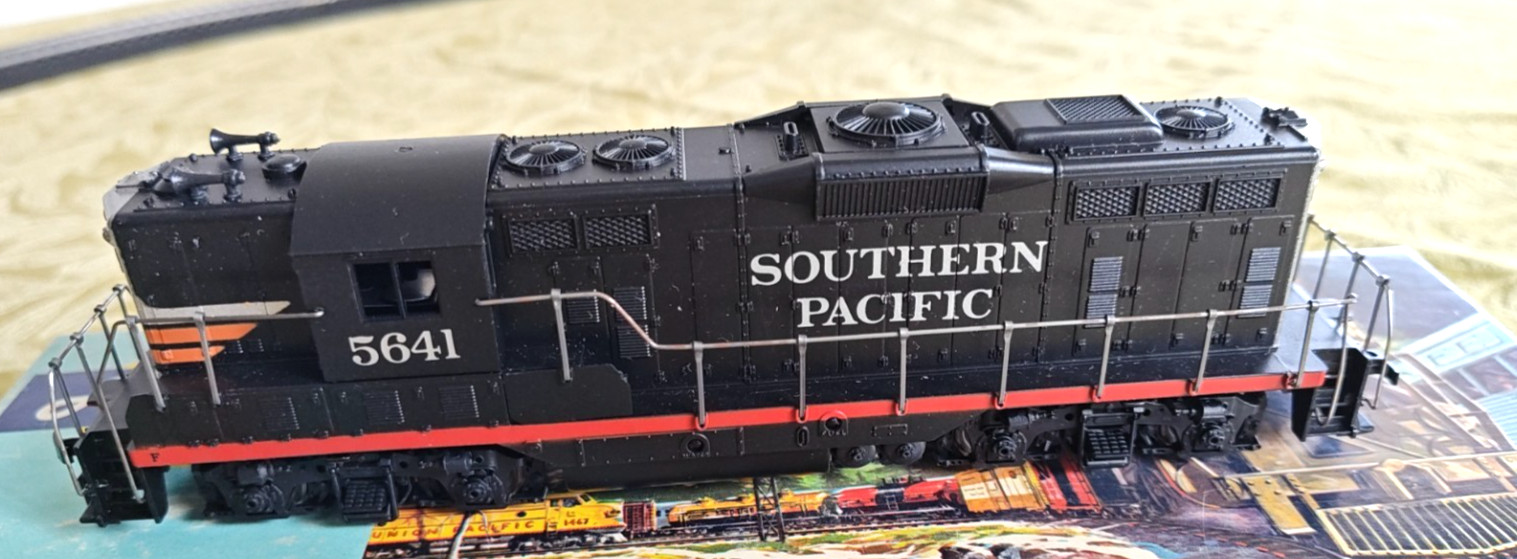 Vintage HO Scale Train Diesel Locomotive Southern Pacific 5641 Tested and Works