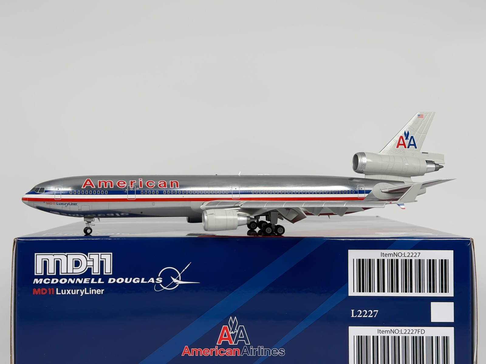 American Airlines McDonnell Douglas MD-11 1:200 SQ Wings N1766A (L2227FD) American Airlines McDonnell Douglas MD-11 1:200 SQ Wings N1766A (L2227FD)