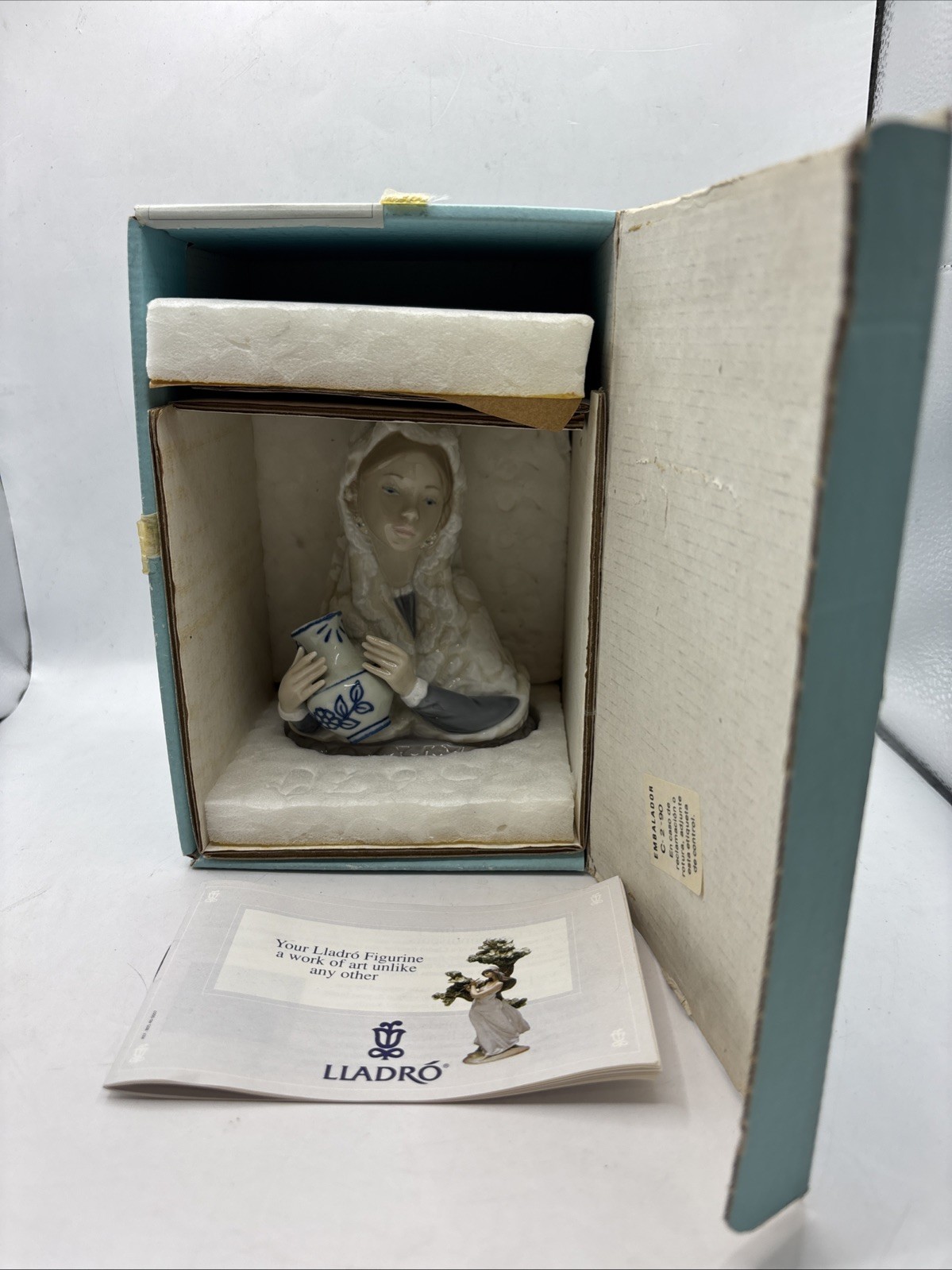 VTG Lladro Figurine Valencian Beauty #5670 New In Box Includes Booklet VTG Lladro Figurine Valencian Beauty #5670 New In Box Includes Booklet
