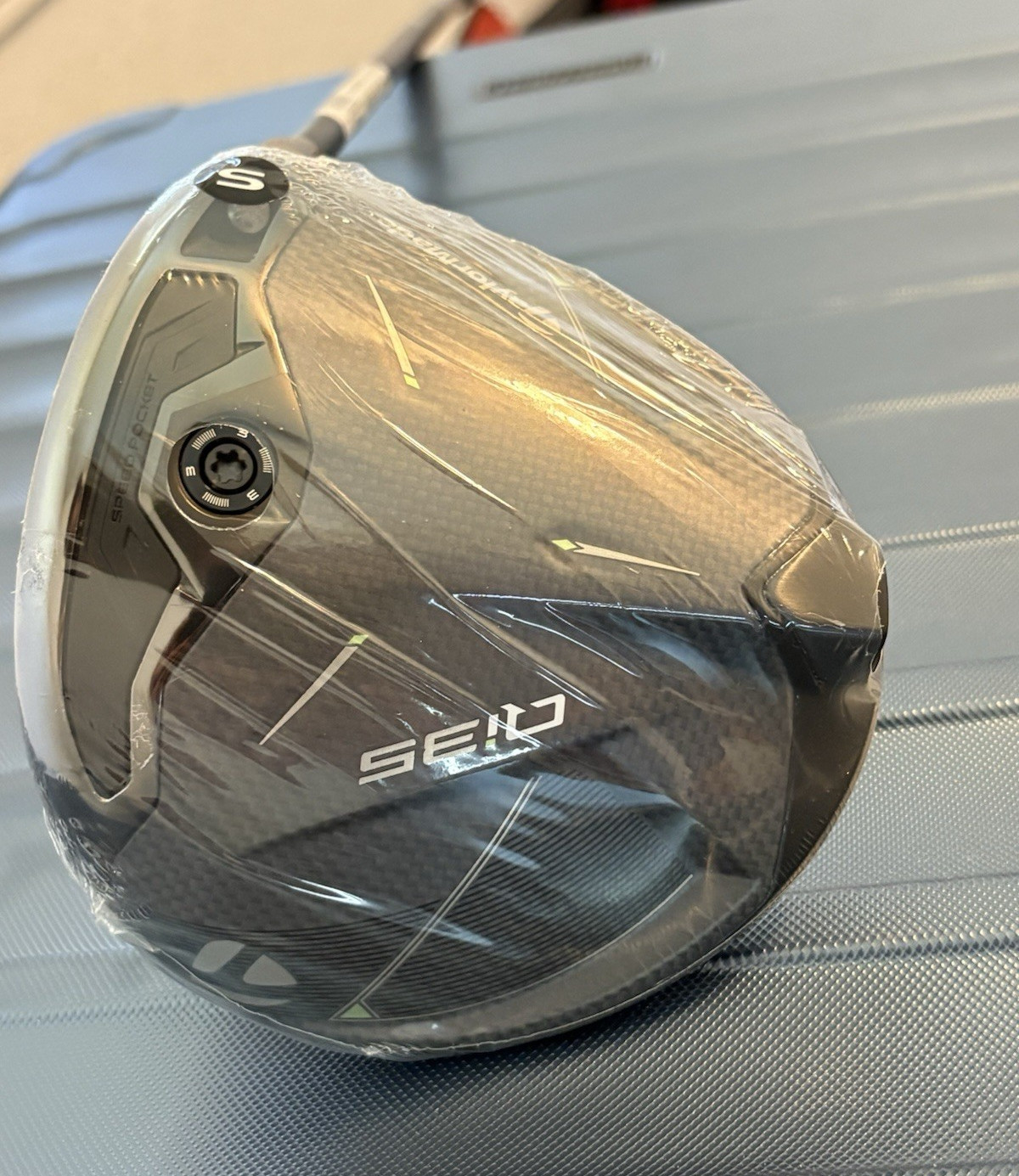BRAND NEW TaylorMade Qi35 S 10.5° Driver Stiff Graphite Shaft RH BRAND NEW TaylorMade Qi35 S 10.5° Driver Stiff Graphite Shaft RH