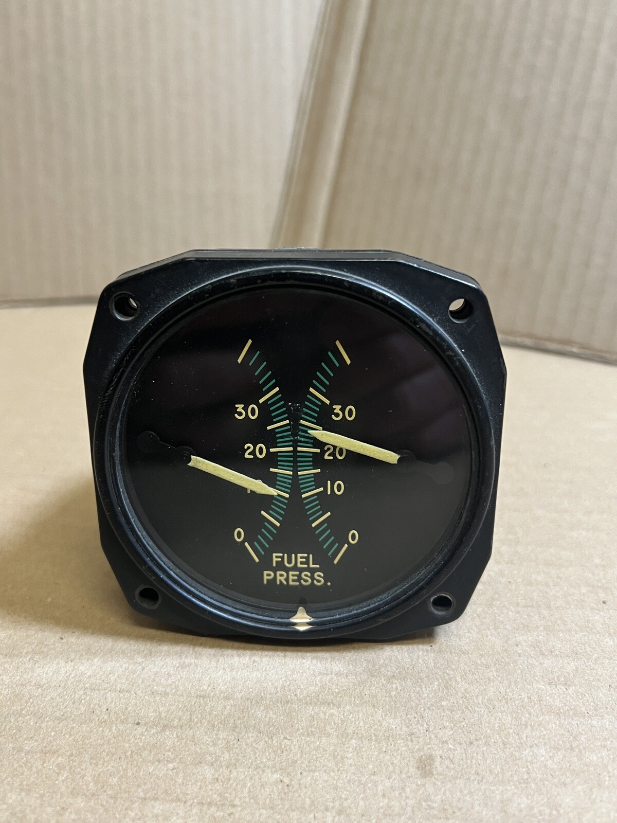 Bendix Pioneer Magnesyn 21005-5L-9-A1 Dual Fuel Pressure Indicator Gauge C-25 Bendix Pioneer Magnesyn 21005-5L-9-A1 Dual Fuel Pressure Indicator Gauge C-25