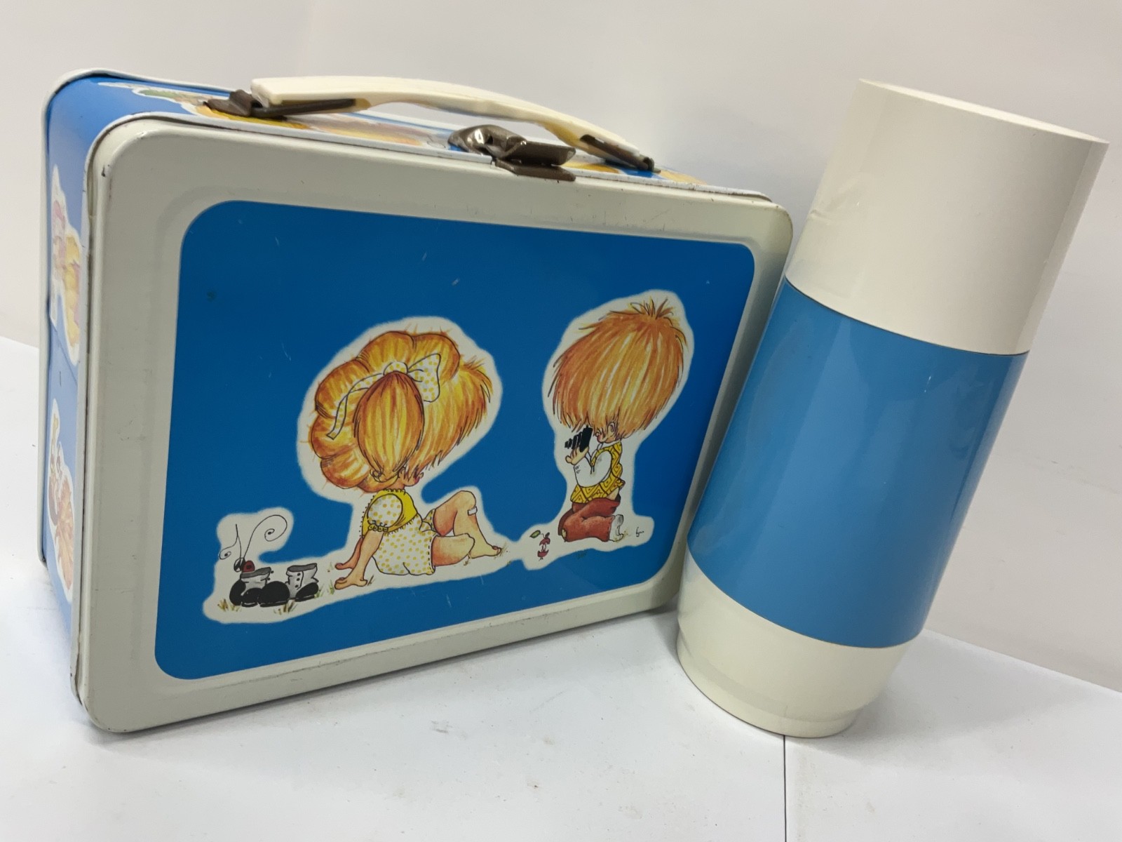 VINTAGE BLUE CHILDREN LUNCHBOX AND THERMOS - UNUSED VINTAGE BLUE CHILDREN LUNCHBOX AND THERMOS - UNUSED