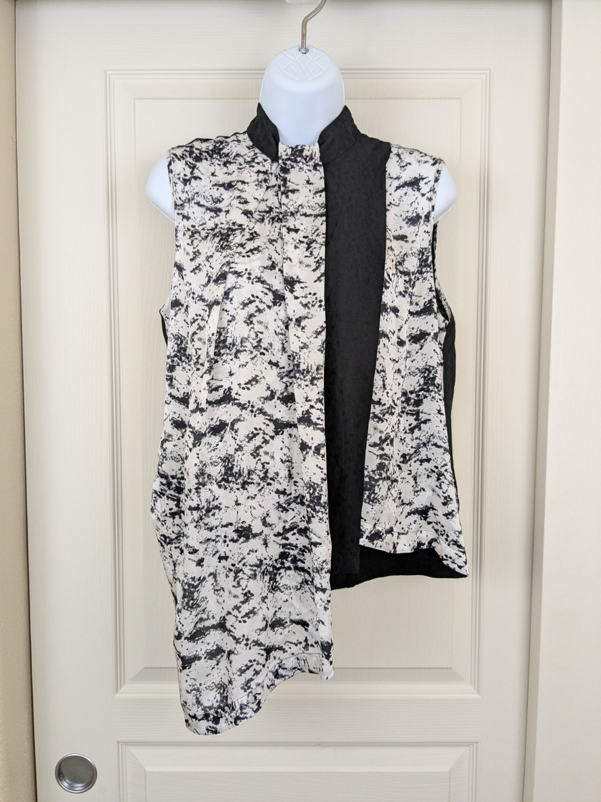 New Robert Rodriguez Sleeveless Silk Blend Blouse Asymmetrical White Black Sz 2 New Robert Rodriguez Sleeveless Silk Blend Blouse Asymmetrical White Black Sz 2