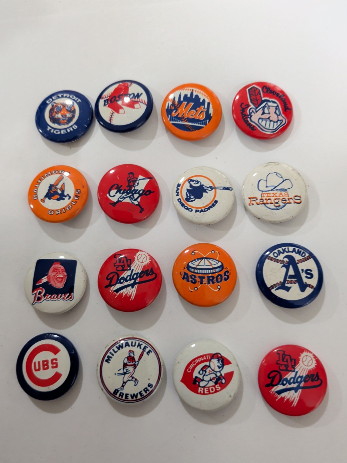 vintage 1970s Major League Baseball (MLB) Tin Litho Pinback Buttons Lot
