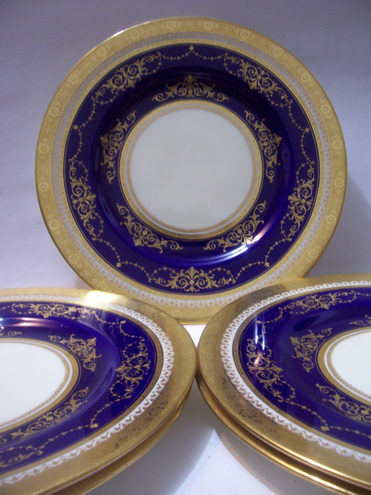 5 MINTON RAISED GOLD ENCRUSTED BEADED COBALT DINNER PLATES NEAR MINT 10 1/2\ 5 MINTON RAISED GOLD ENCRUSTED BEADED COBALT DINNER PLATES NEAR MINT 10 1/2\