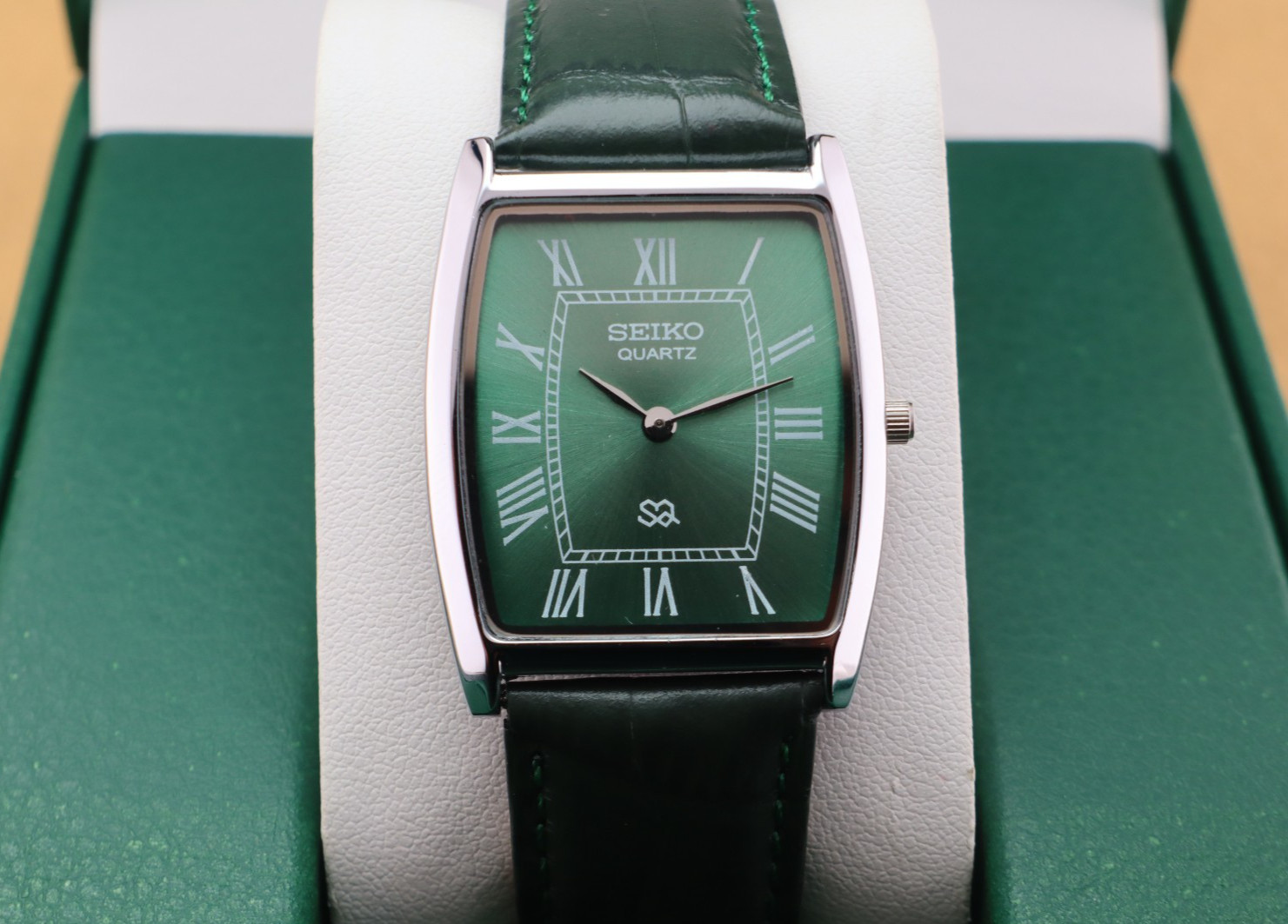 Vintage Seiko Slim Quartz Men\'s Wrist Watch green Dial with Green Strap.