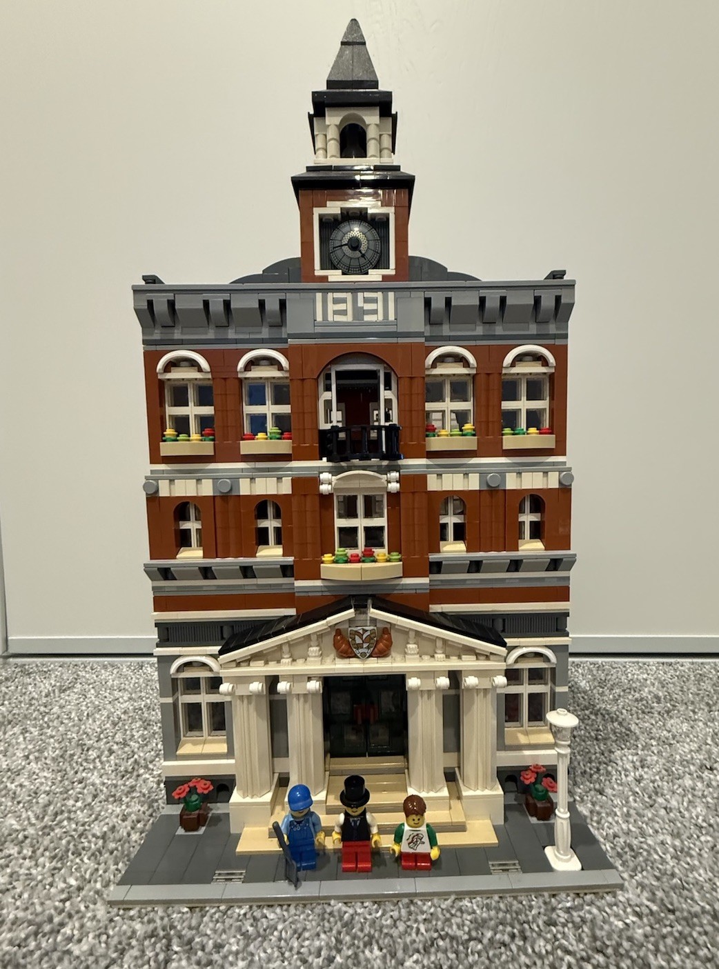 LEGO Town Hall (10224) Modular Building With Minifigures Great Condition Retired