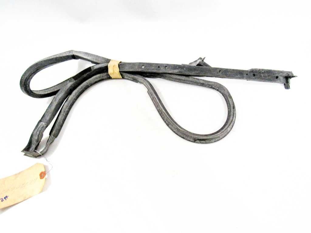59-71 Mercedes W111 W112 Coupe Cabriolet Front Right Door Weatherstrip Seal NEW