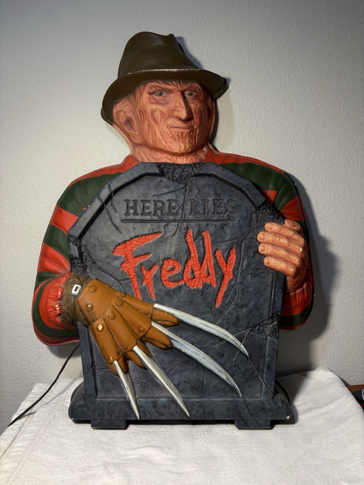 Vintage 1995 Freddy Krueger Here Lies Freddy Light Up Tombstone Spencer’s Gifts
